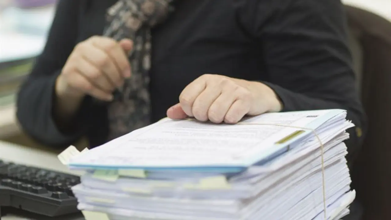 Los funcionarios han denunciado que el Gobierno no ha facilitado bibliograf&iacute;a de los temas