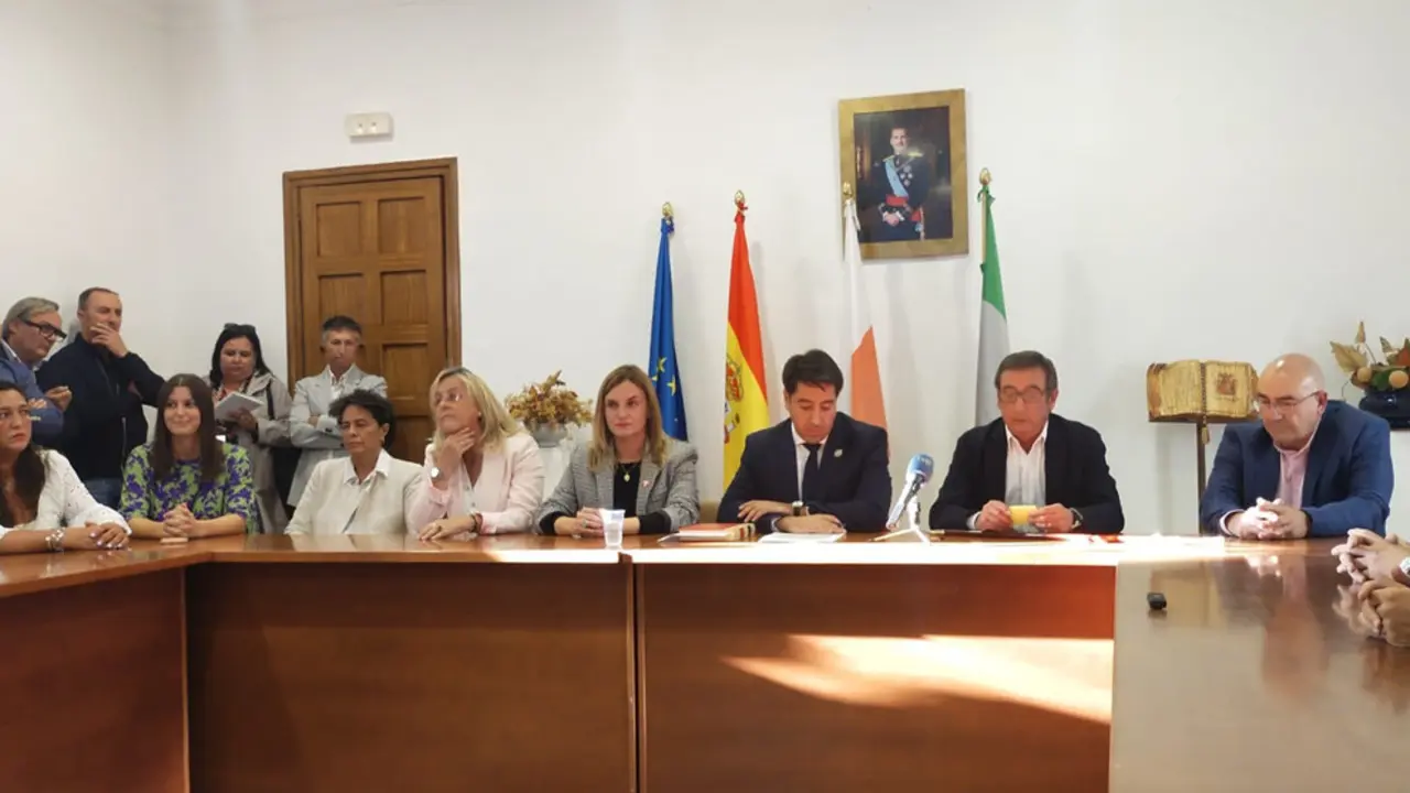 Pleno del Ayuntamiento de Cay&oacute;n en el que el Javier Viar (PP) se convierte en alcalde con los votos de su partido y de AIDC y despu&eacute;s de que la portavoz de los independientes, Pilar del R&iacute;o, dimitiera como regidora