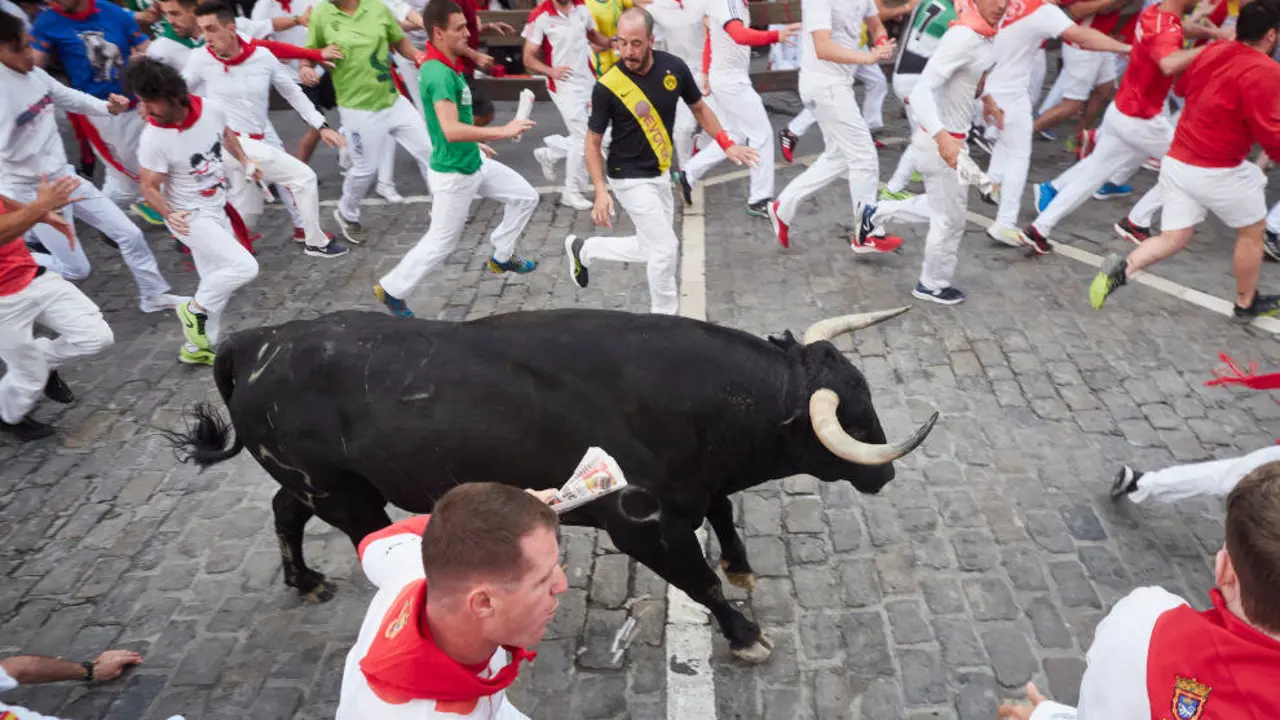 Un toro durante el sexto encierro de las fiestas de San Ferm&iacute;n 2023