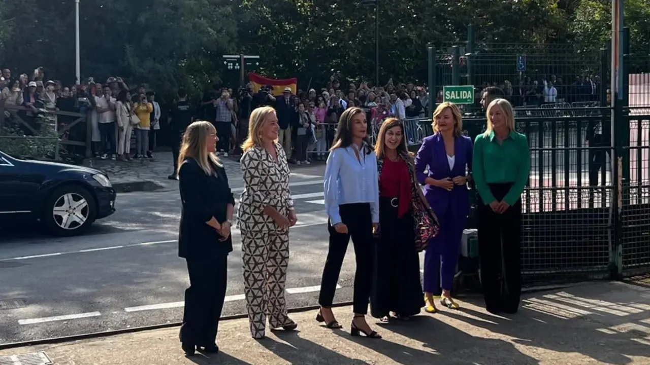 Llegada de las autoridades encabezazas por la Reina al IES Doctor Jos&eacute; Zapatero Dom&iacute;nguez