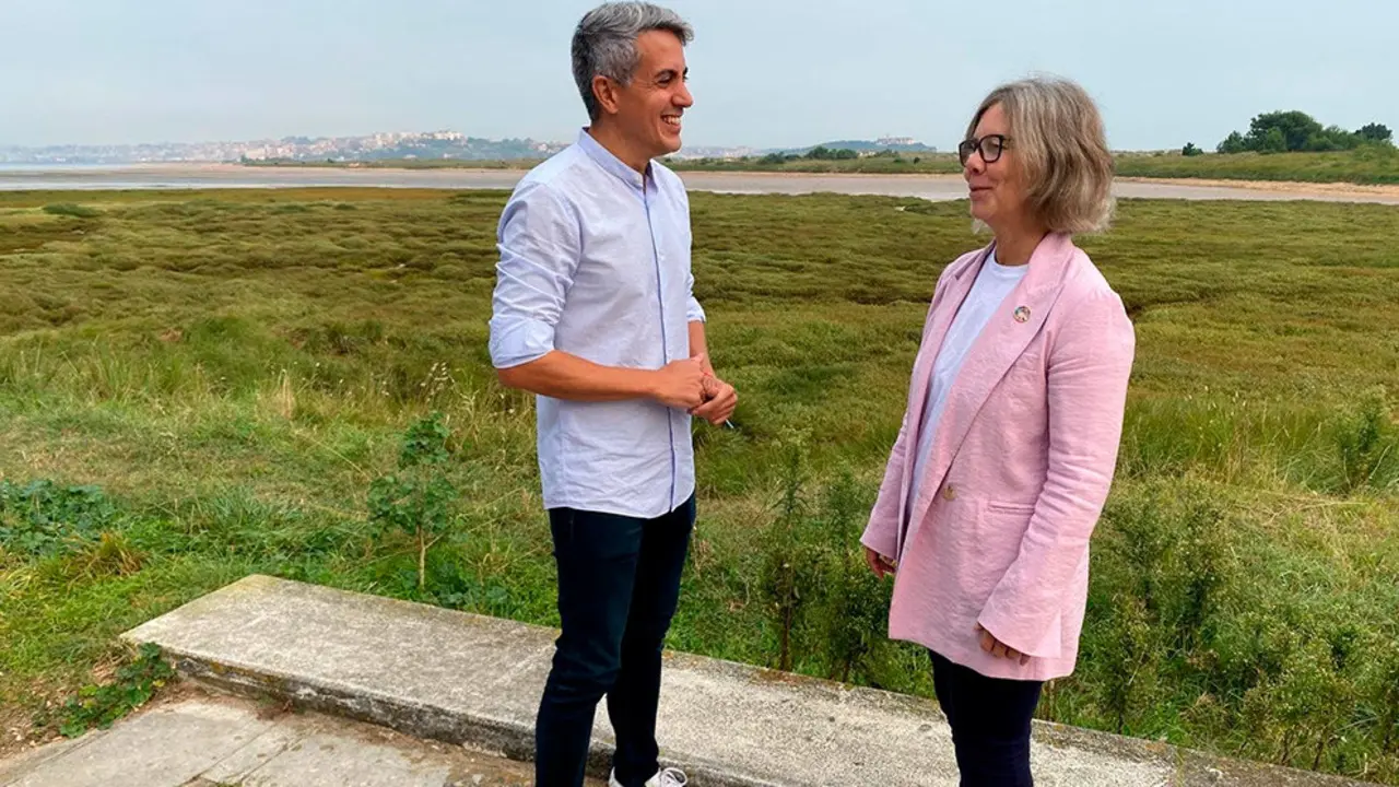 Zuloaga con la concejala del PSOE en Ribamont&aacute;n al Mar
