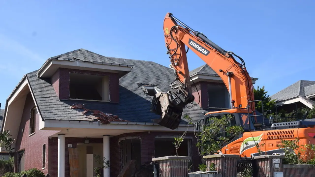 Demolici&oacute;n de viviendas con sentencias de derribo en Cerrias