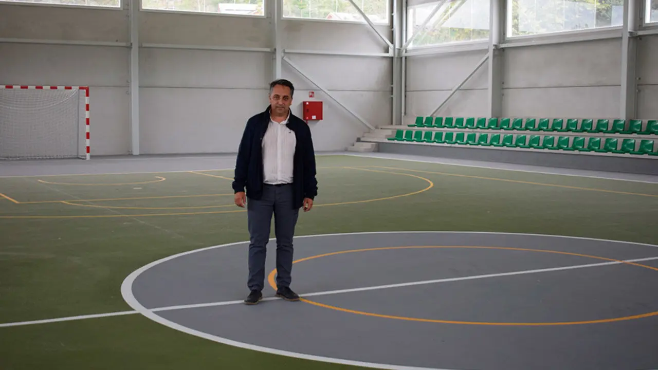 El alcalde Carlos Caram&eacute;s en una visita al pabell&oacute;n de Arce