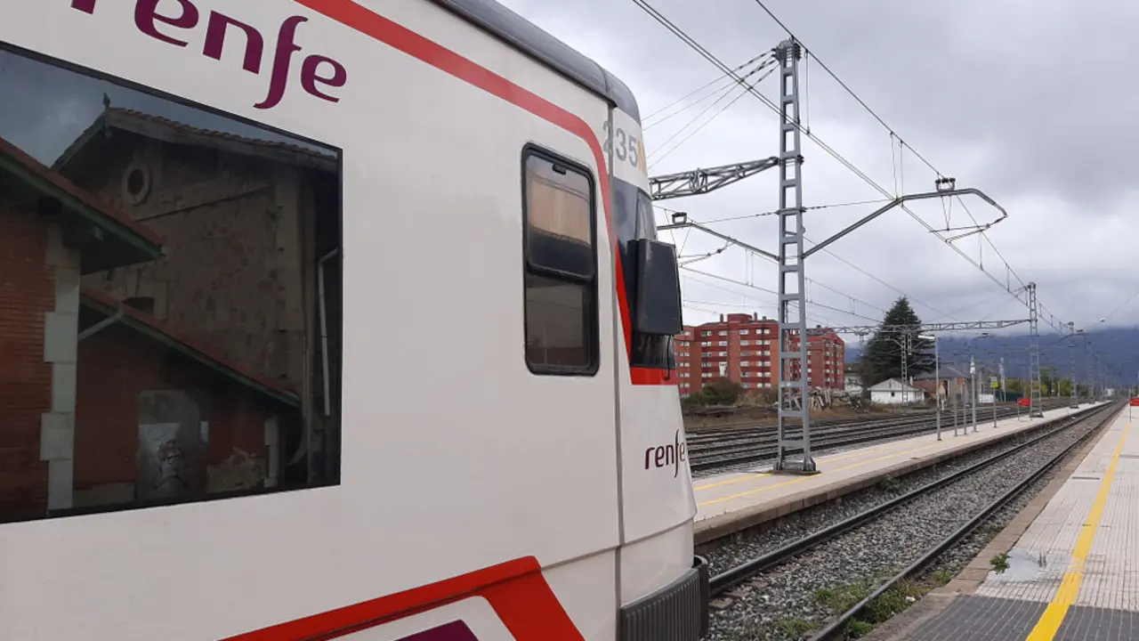 Tren de Renfe en la estaci&oacute;n de Reinosa