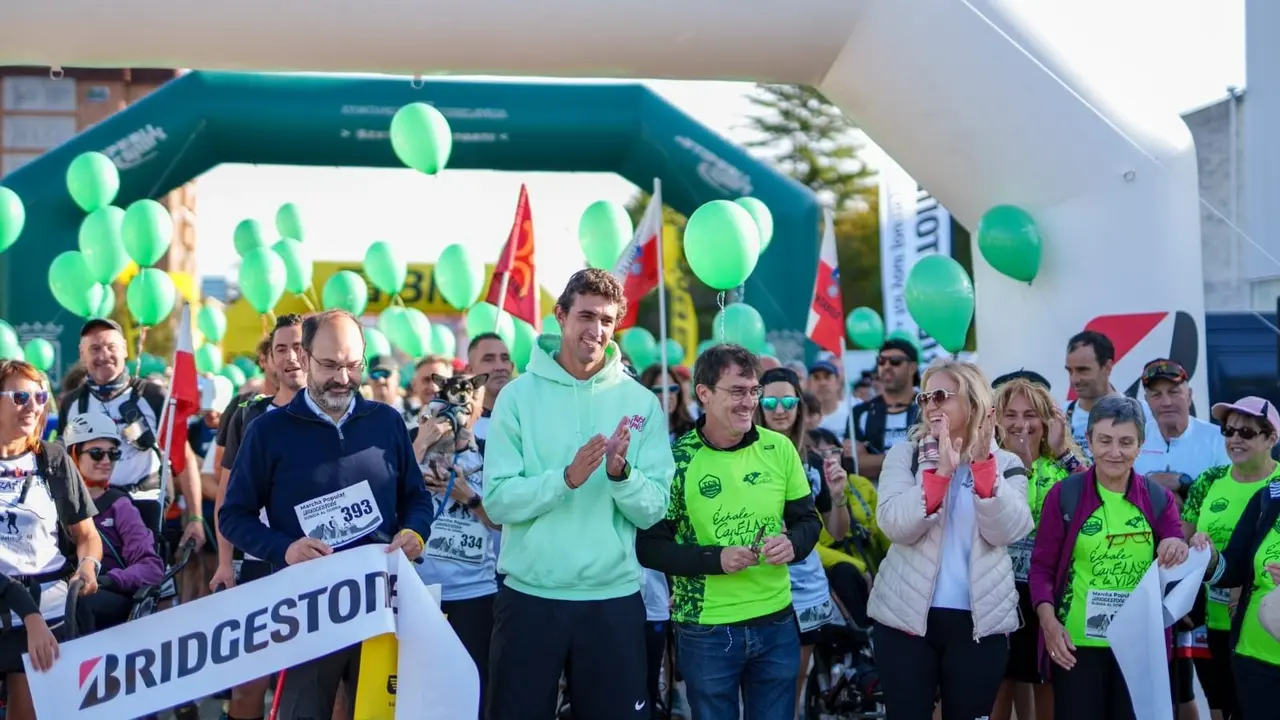 M&aacute;s de 520 personas participan en la 'III Marcha Popular Bridgestone. Subida al Dobra' en Torrelavega