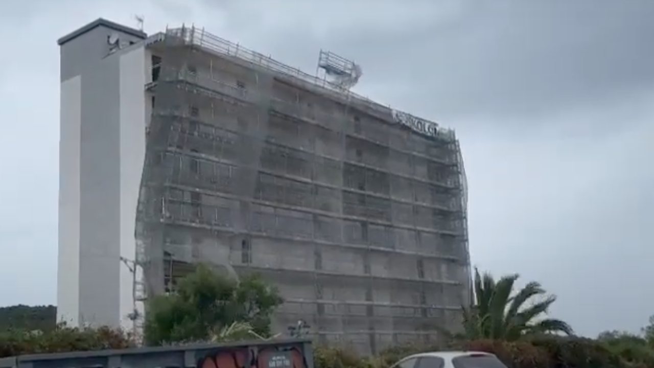 El viento tira un andamio en Santo&ntilde;a