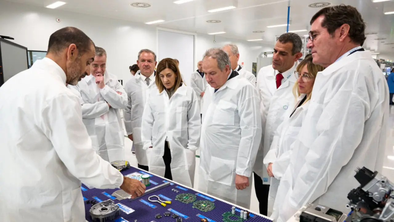De izq. a der., la presidenta de Cantabria, Mar&iacute;a Jos&eacute; S&aacute;enz de Buruaga; el ministro de Industria, Jordi Hereu y el presidente de CEOE, Antonio Garamendi, visitan la nueva sala de electr&oacute;nica de SEG Automotive