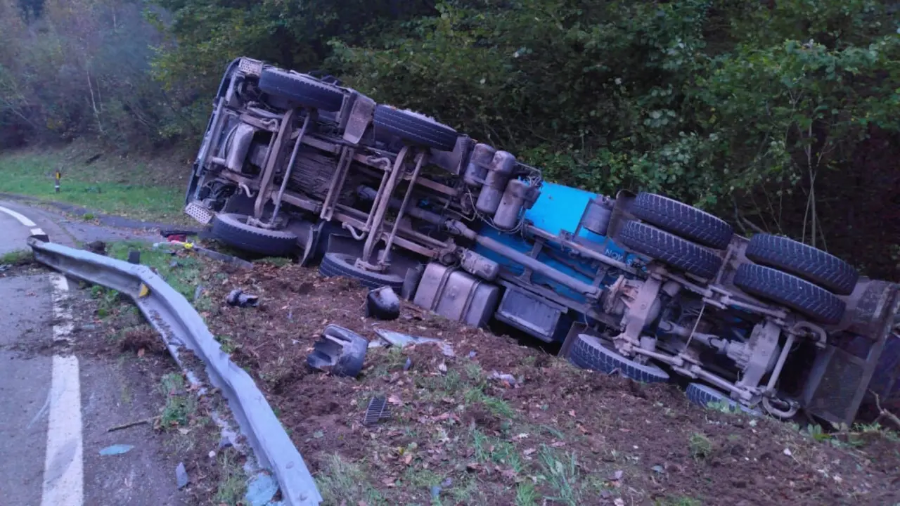 Herido leve el conductor de una hormigonera que volc&oacute; en Campoo de Enmedio