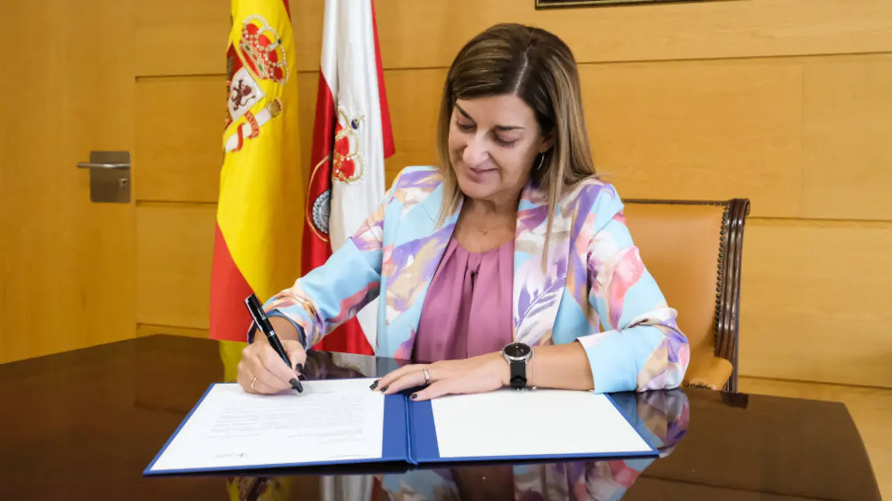 La presidenta de Cantabria, Mar&iacute;a Jos&eacute; S&aacute;enz de Buruaga, firma la carta a &Oacute;scar Puente