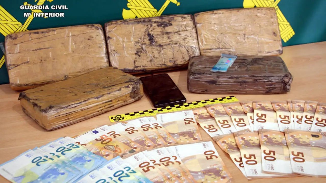 5 paquetes con 5 kilos de coca&iacute;na hallados en un doble fondo de un veh&iacute;culo interceptado en Cartes