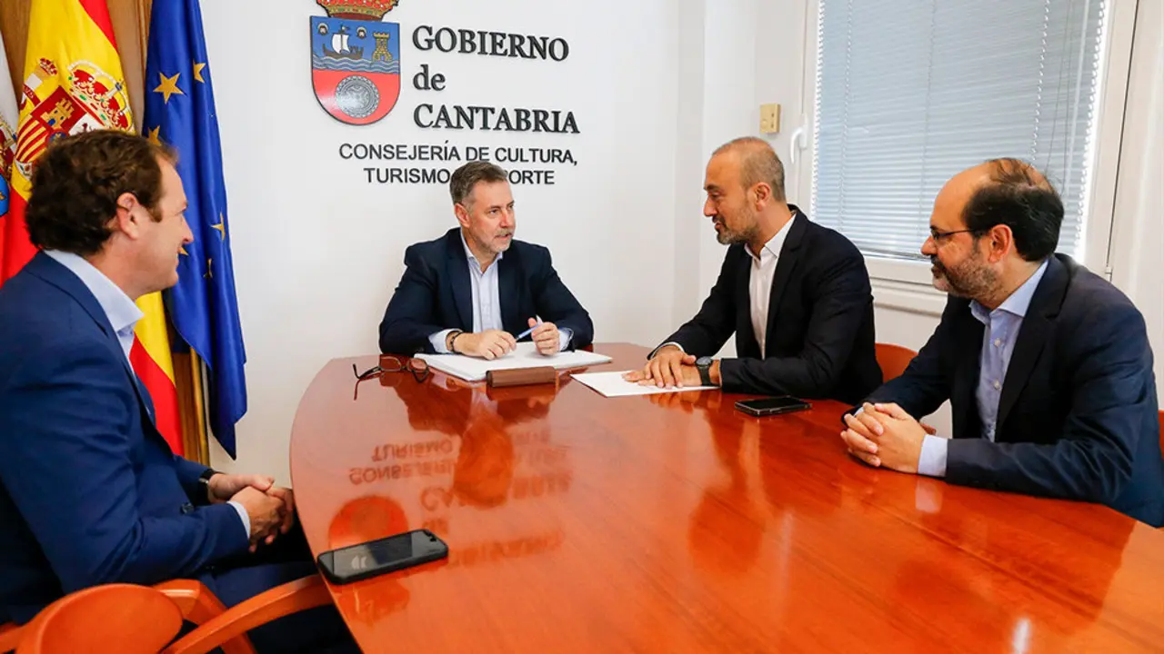 El consejero de Cultura, Turismo y Deporte, Luis Mart&iacute;nez Abad, se re&uacute;ne con el alcalde de Torrelavega, Javier L&oacute;pez Estrada