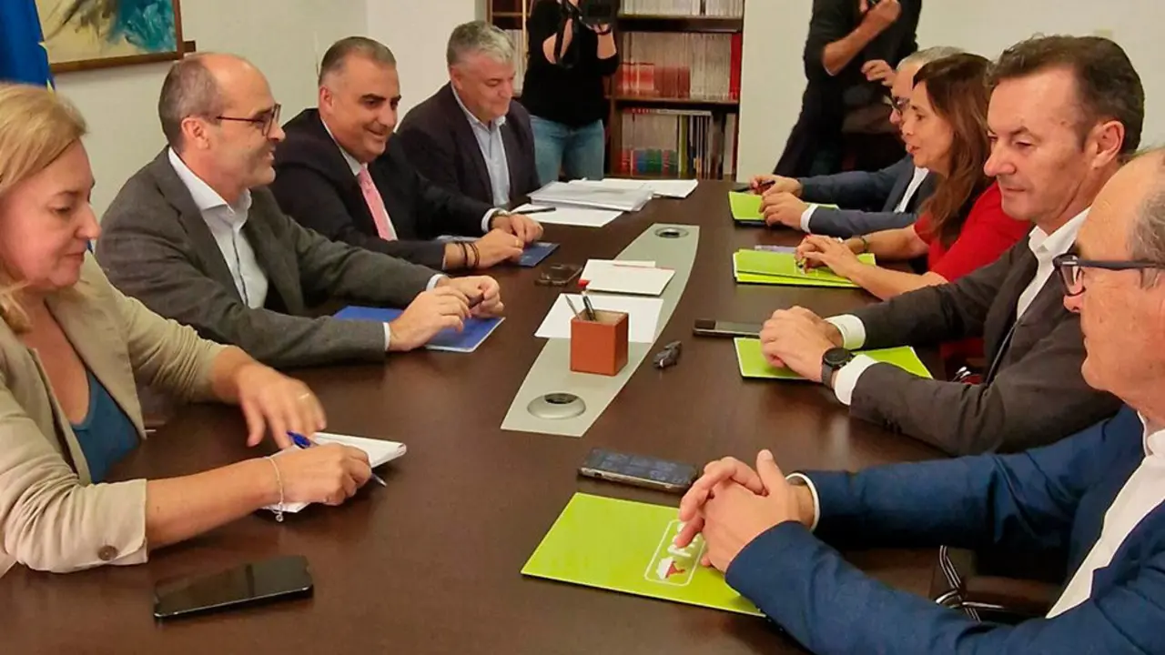 Mesa de negociaci&oacute;n entre PRC y PP