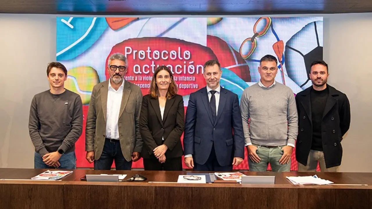 El consejero de Cultura, Turismo y Deporte, Luis Martinez Abad, y la directora general de Deporte, Susana Ruiz, junto con Gonzalo Sili&oacute; y Victor Diego, del Racing en la presentaci&oacute;n del Protocolo contra la violencia infant&iacute;l y adolescente en el deporte