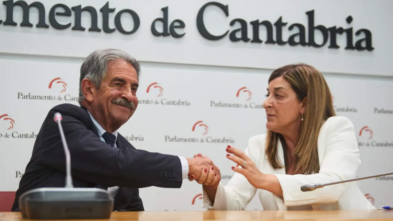 Firma del acuerdo de investidura entre Mar&iacute;a Jos&eacute; S&aacute;enz de Buruaga y Miguel &Aacute;ngel Revilla
