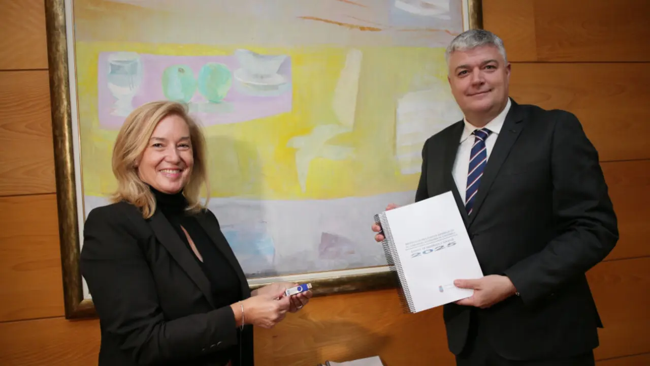 El consejero de Econom&iacute;a, Luis &Aacute;ngel Ag&uuml;eros, registra los Presupuestos Generales de Cantabria (PGC) para 2025 en el Parlamento acompa&ntilde;ado por su presidenta, Mar&iacute;a Jos&eacute; Gonz&aacute;lez Revuelta