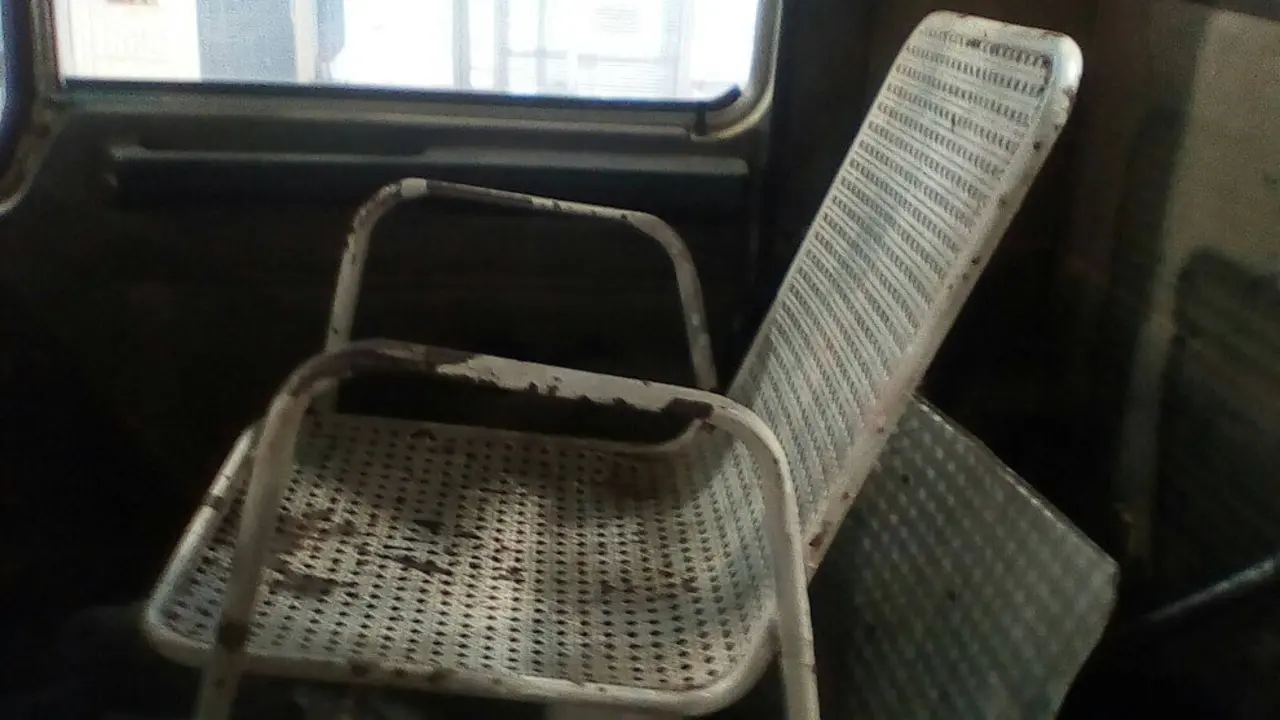Silla de hierro en la cabina de un cami&oacute;n | Foto- AECA-ITV