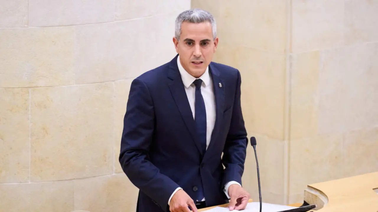 El l&iacute;der de los socialistas c&aacute;ntabros, Pablo Zuloaga, en el Parlamento