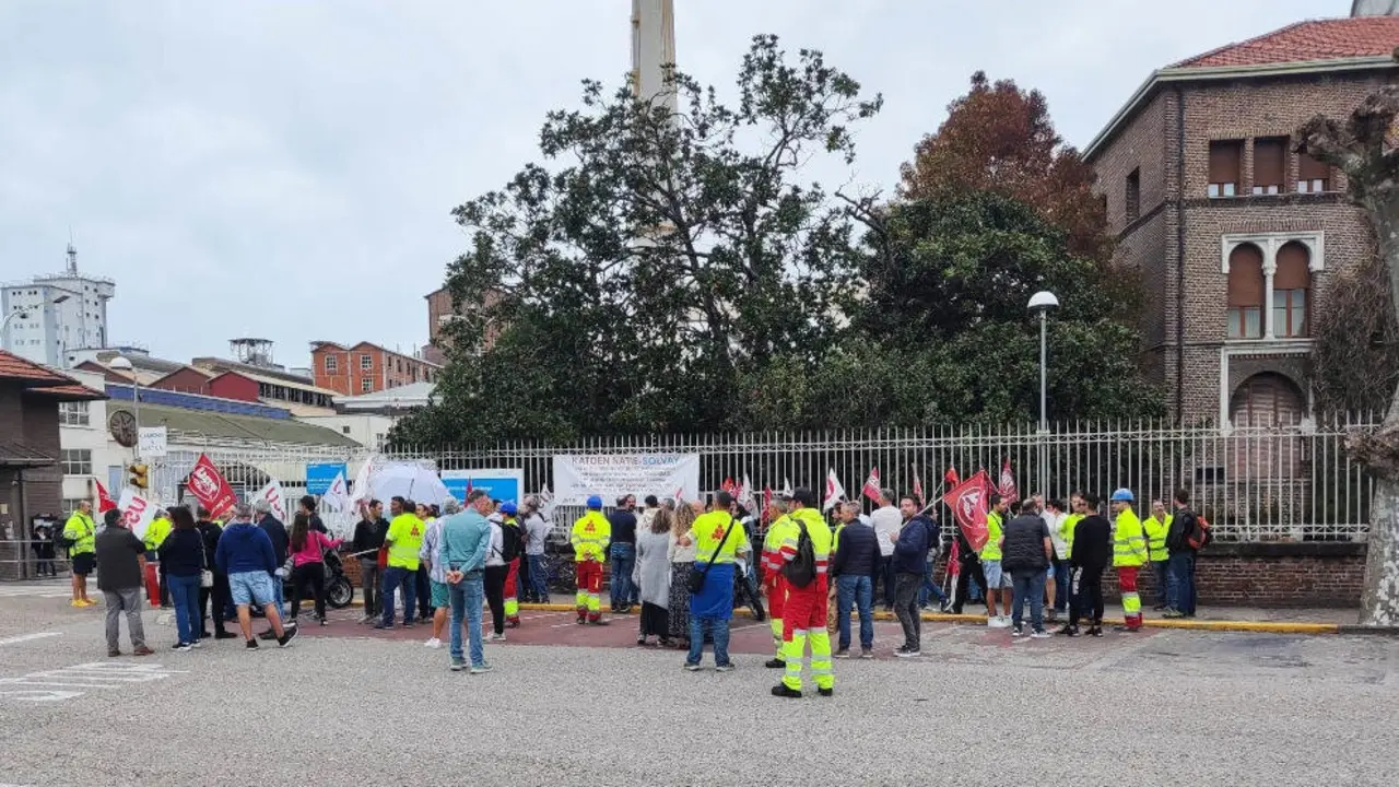 La plantilla de la log&iacute;stica de Solvay se concentra junto a la empresa