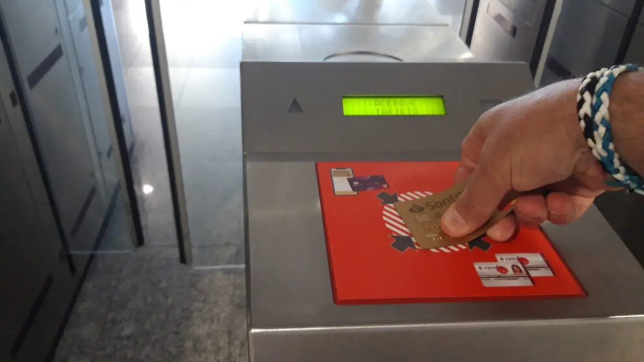 Sistema 'Cronos' de Renfe en los Cercan&iacute;as de M&aacute;laga para el acceso y pago con tarjeta bancaria