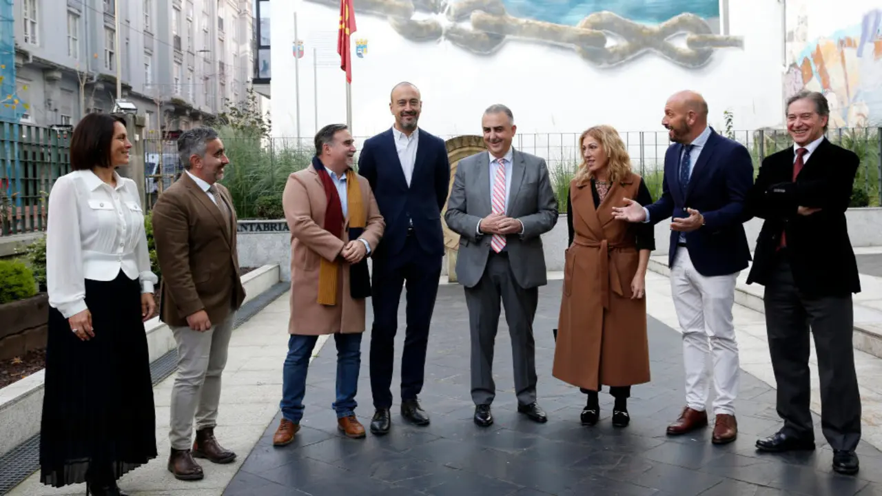 El consejero de Fomento, Roberto Media, con los alcaldes de Torrelavega, Laredo, Santa Cruz de Bezana, Polanco y Santo&ntilde;a