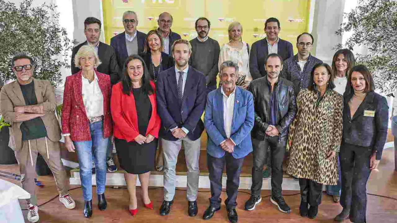 Felipe Pi&ntilde;a y Miguel &Aacute;ngel Revilla con el nuevo Comit&eacute; Local del PRC en Santander