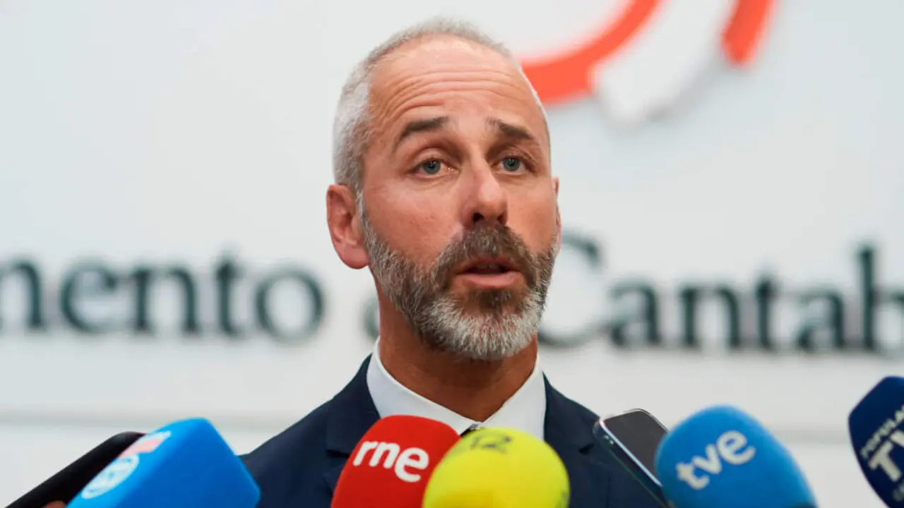 El consejero de Educaci&oacute;n, Formaci&oacute;n Profesional y Universidades del Gobierno de Cantabria, Sergio Silva, atiende a medios