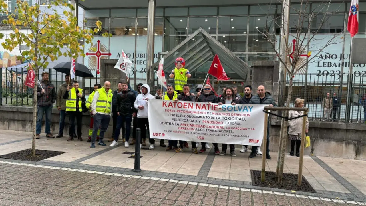 La plantilla de la log&iacute;stica de Solvay, concentrada este viernes ante el Gobierno de Cantabria, inicia el lunes paros horarios tras concluir sin acuerdo la mediaci&oacute;n en el ORECLA