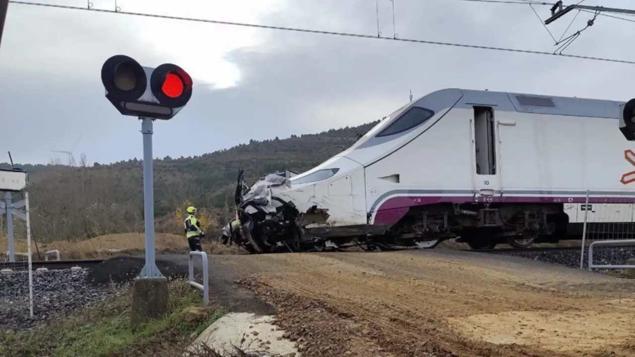 Colisi&oacute;n entre un turismo y un tren en un paso a nivel en Husillos