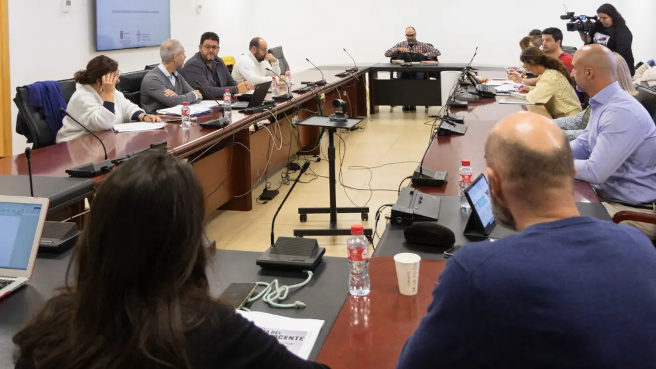 Primera reuni&oacute;n entre la Consejer&iacute;a de Educaci&oacute;n y la Junta de Personal Docente para negociar la adecuaci&oacute;n salarial