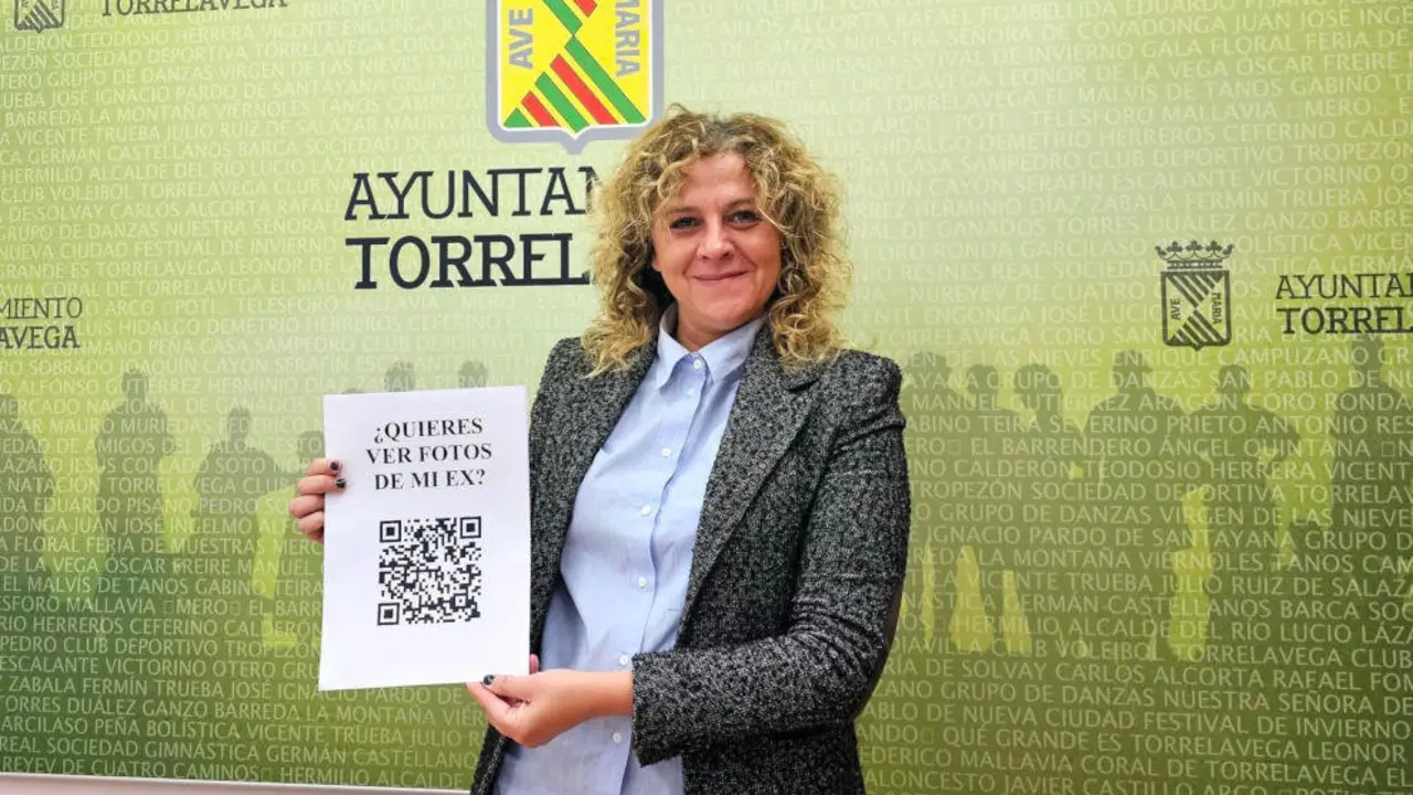 La concejala de Igualdad, Patricia Portilla, con el cartel de la campa&ntilde;a de prevenci&oacute;n de la violencia de g&eacute;nero digital