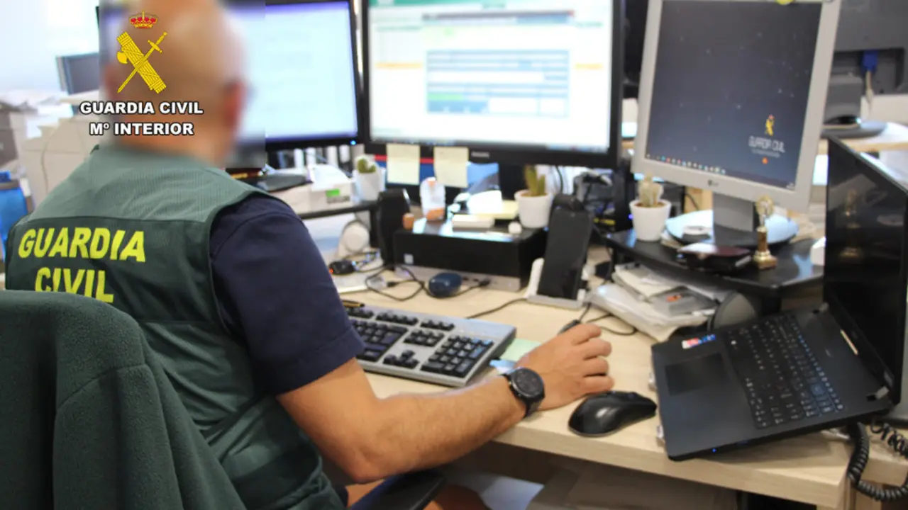 La Guardia Civil de Cantabria durante una investigaci&oacute;n