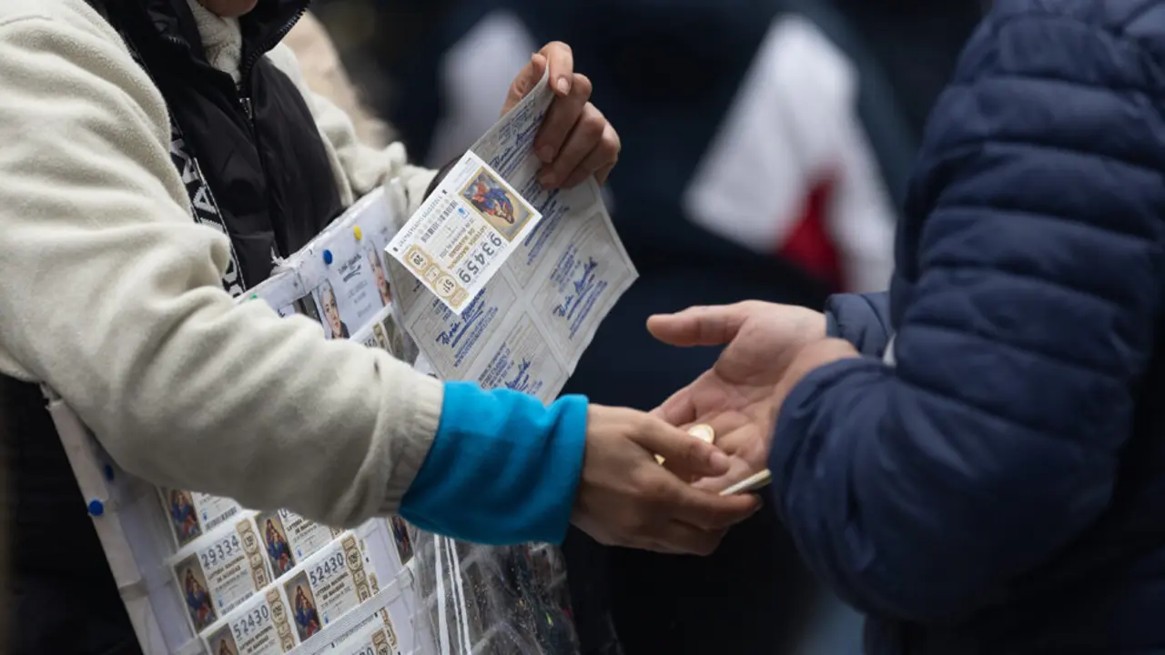 Una persona comprando un d&eacute;cimo de Navidad