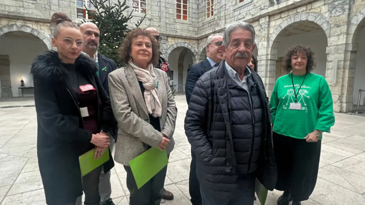 El secretario general del PRC, Miguel &Aacute;ngel Revilla, y diputados del grupo regionalista se han reunido con la Junta de Personal Docente