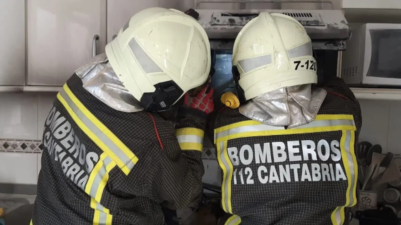 Bomberos en el incendio de una cocina en Cabez&oacute;n | Foto- 112