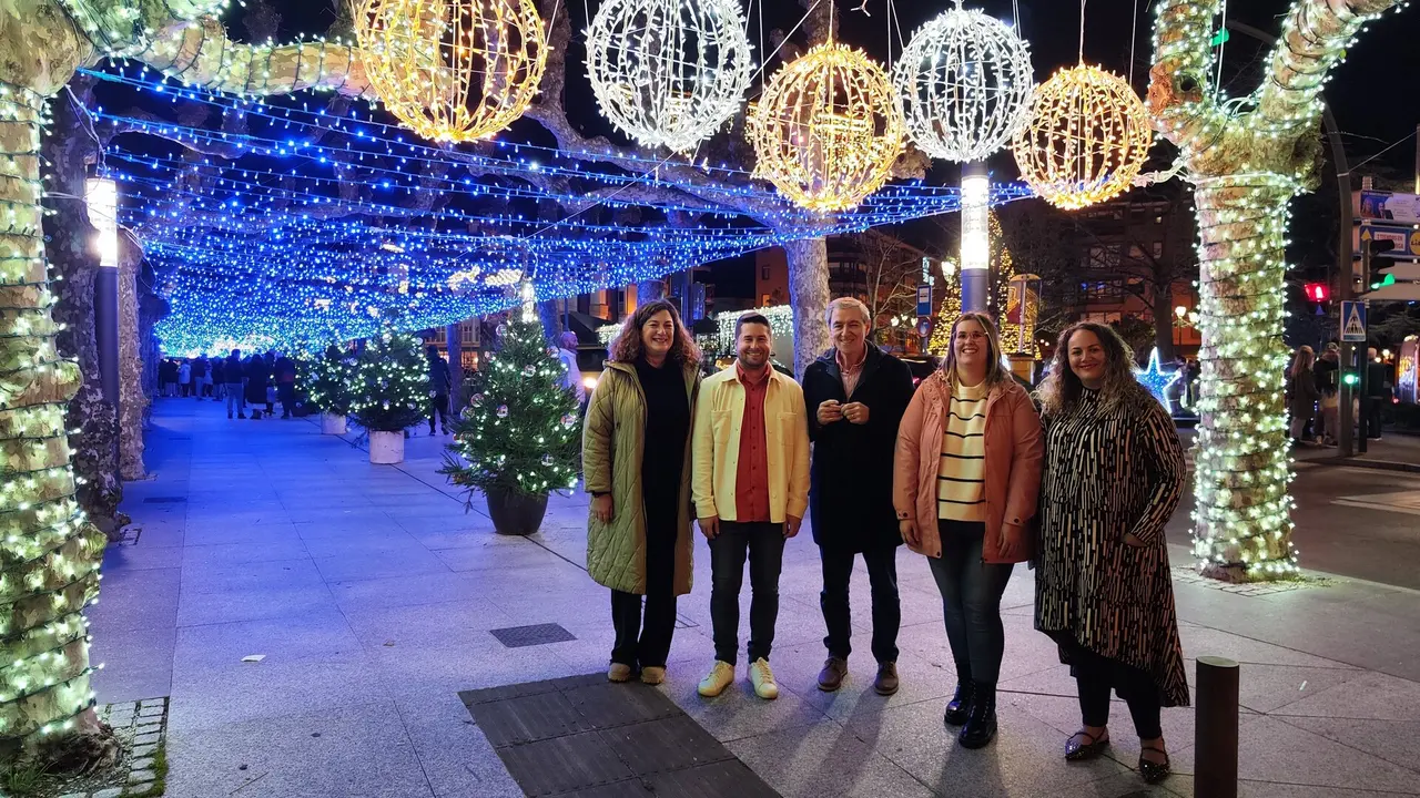 El alcalde, Ruiz Moya, junto a miembros del equipo de Gobierno municipal en la inauguraci&oacute;n del alumbrado navide&ntilde;o el pasado jueves
