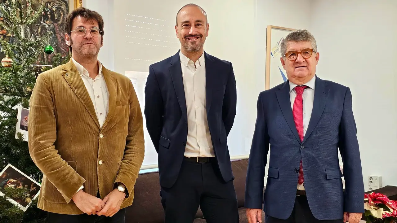 El alcalde de Torrelavega, Javier L&oacute;pez Estrada; el concejal Alberto Rubio (i) y el decano del Colegio de Abogados, Andr&eacute;s de Diego (d)