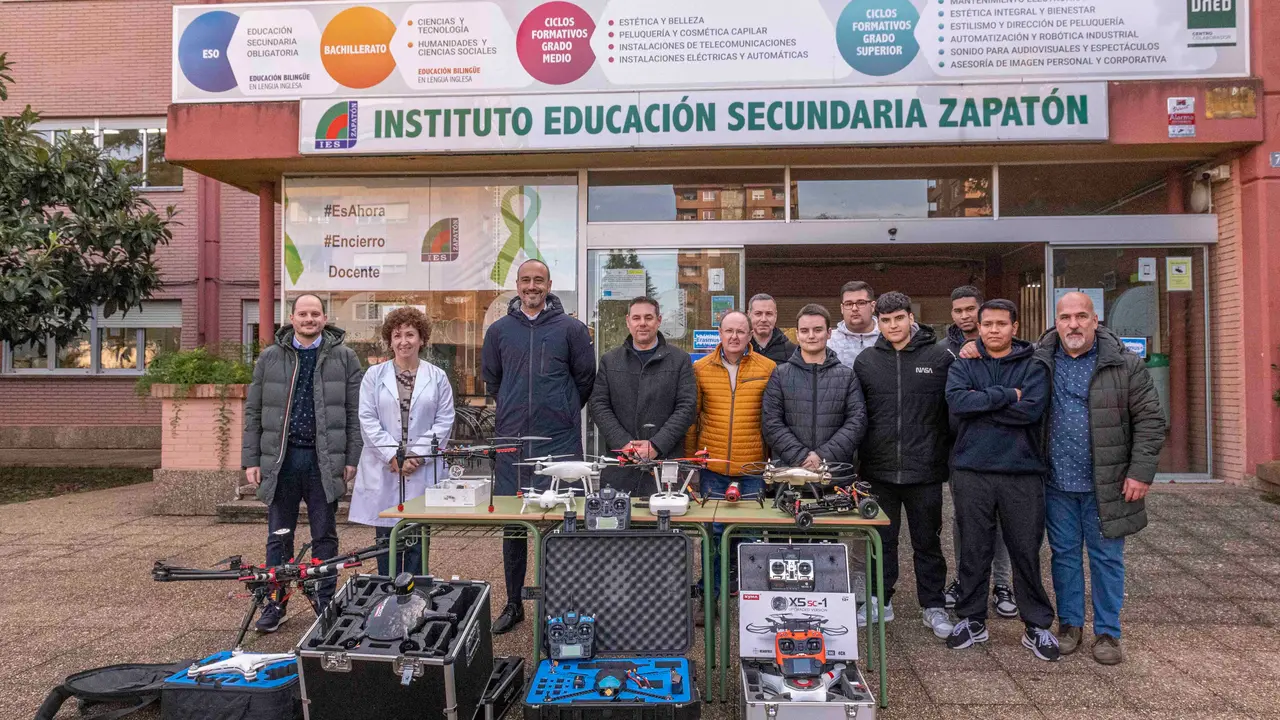 Donaci&oacute;n de drones al IES Zapat&oacute;n