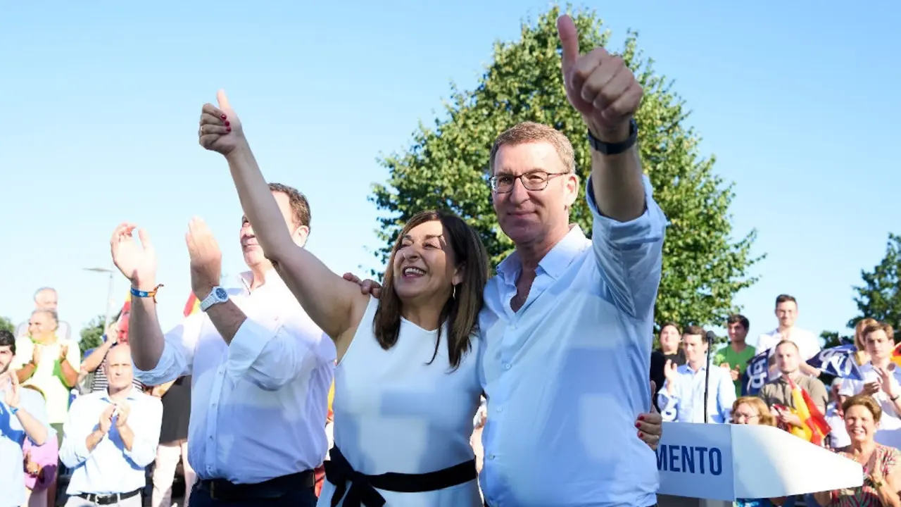 El presidente del PP y candidato a la Presidencia, Alberto N&uacute;&ntilde;ez Feij&oacute;o, y la presidenta de Cantabria, Mar&iacute;a Jos&eacute; S&aacute;enz de Buruaga, en el acto electoral en los Jardines de Pereda