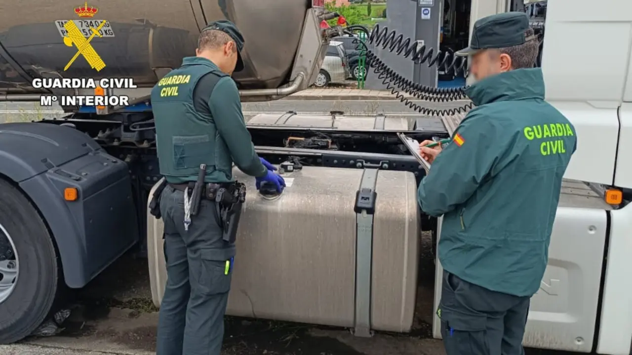 Agentes de la Guardia Civil en Cantabria, junto a camiones de los que se rob&oacute; gasoil en Bezana | Foto- Guardia Civil