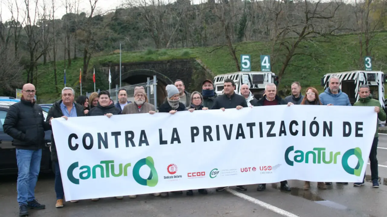 Concentraci&oacute;n Cantur puerta de Cab&aacute;rceno | Foto- CCOO