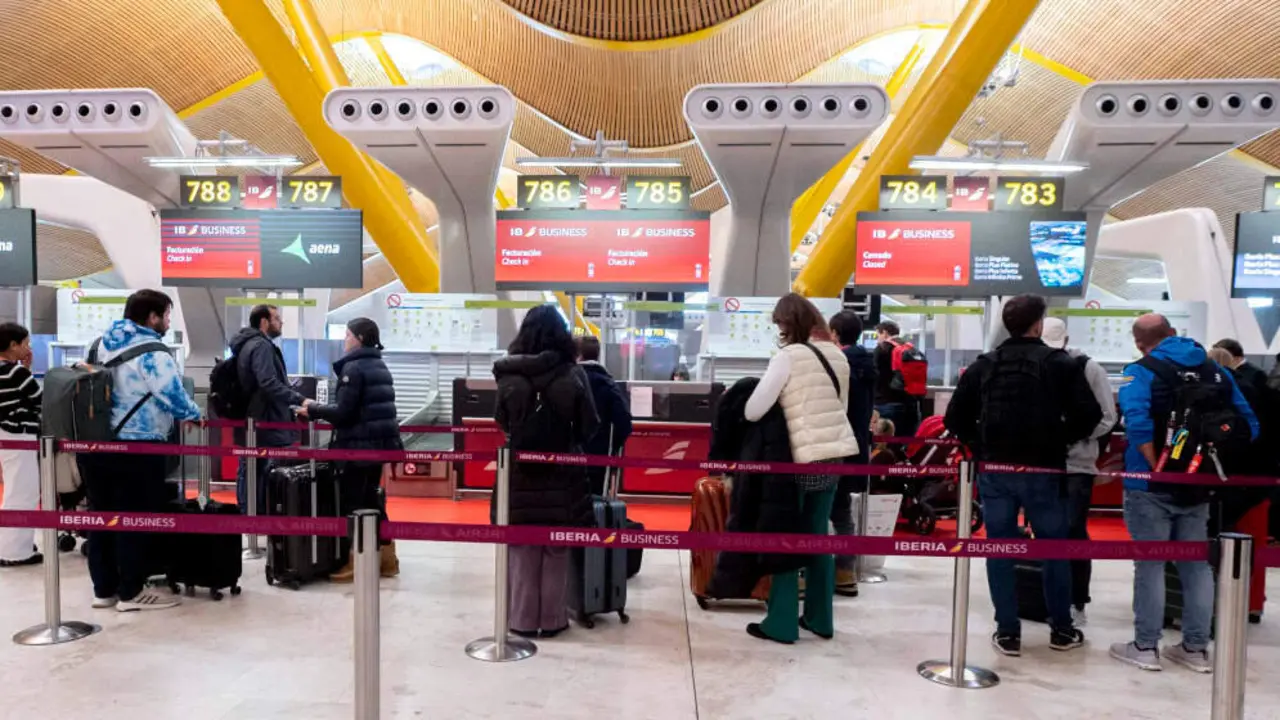 Varias personas frente a la cola de facturaci&oacute;n con motivo de la operaci&oacute;n salida en el puente de diciembre