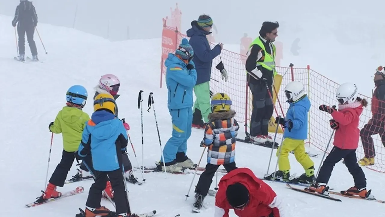 Ni&ntilde;os en las pistas de la estaci&oacute;n de esqu&iacute; de Alto Campoo