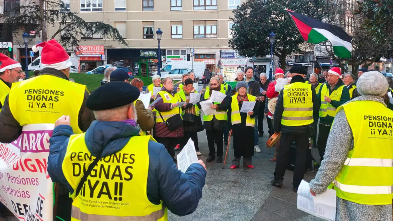 M&aacute;s de medio centenar de pensionistas se manifiestan en Santander para cantar sus %22verdades%22 con villancicos protesta