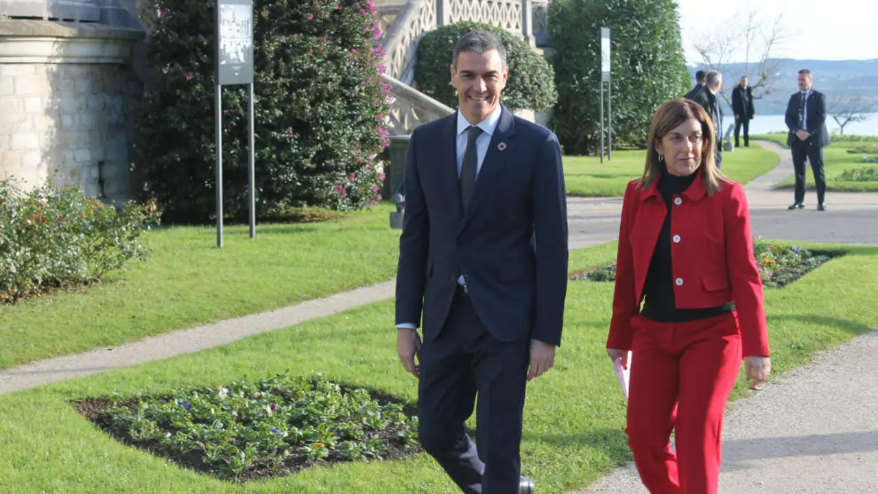 El presidente del Gobierno de Espa&ntilde;a, Pedro S&aacute;nchez, y la presidenta de Cantabria, Mar&iacute;a Jos&eacute; S&aacute;enz de Buruaga | Foto- edc