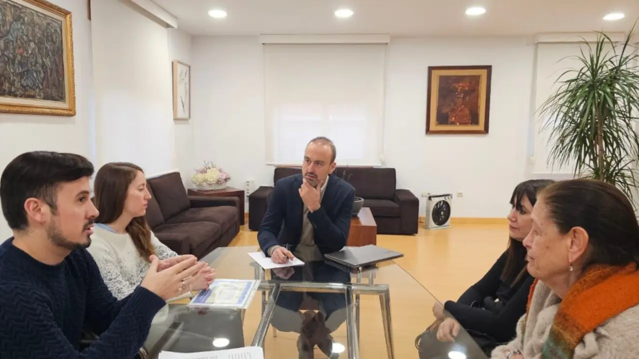 Reuni&oacute;n alcalde Torrelavega con plantilla del SUAP