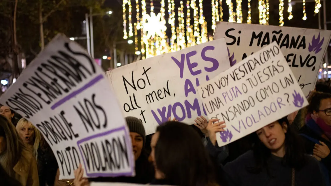 Varias mujeres muestran carteles durante una manifestaci&oacute;n por el 25N