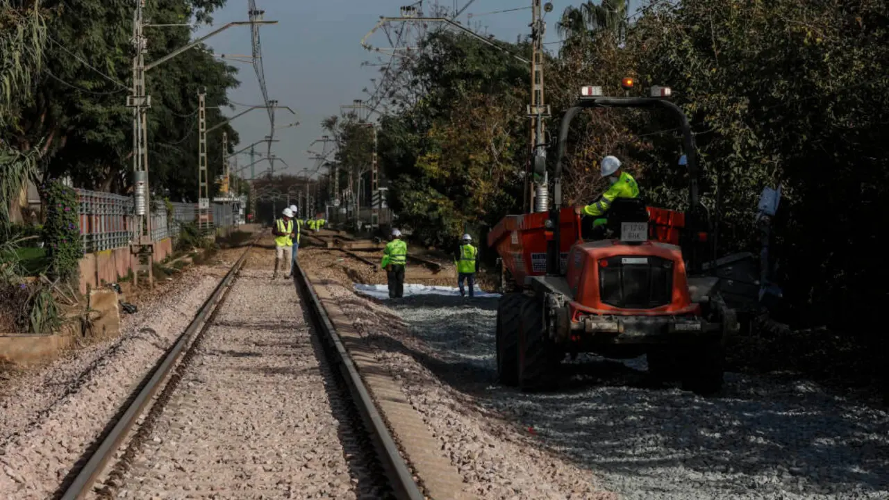 Varios operarios de Adif trabajan en las v&iacute;as de tren