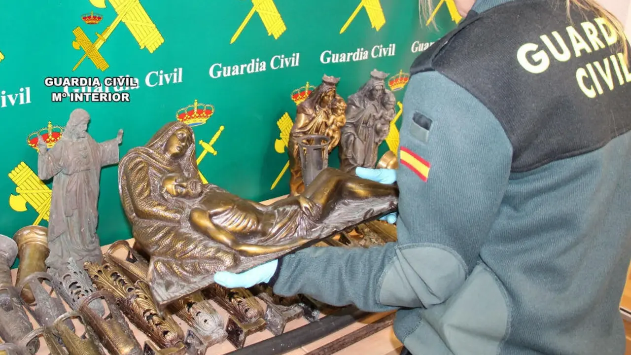 Detenidos tres hombres por robos de ornamentos de lat&oacute;n en los cementerios de Cantabria | Foto- Guardia Civil
