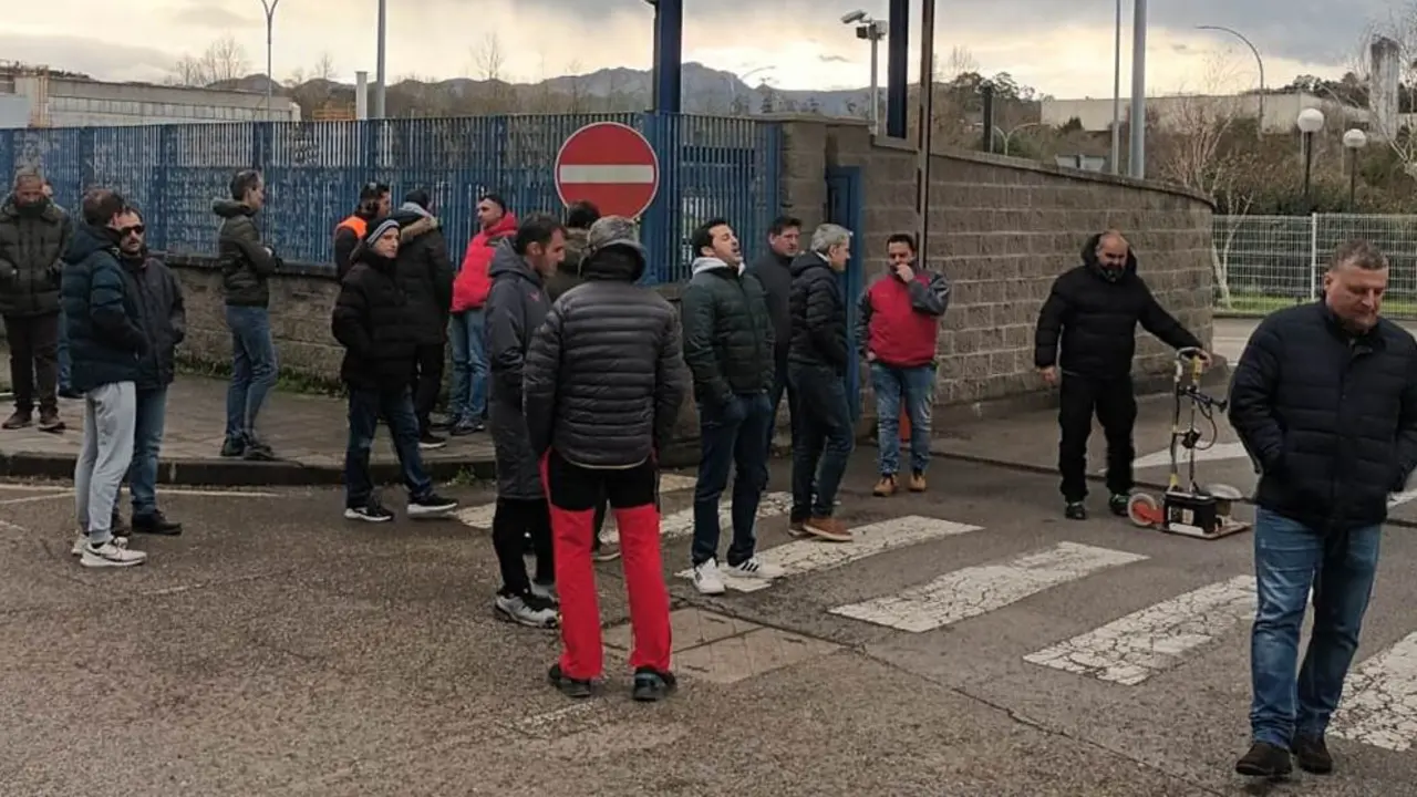 El segundo d&iacute;a de huelga general indefinida en la f&aacute;brica de Altadis en Entrambasaguas