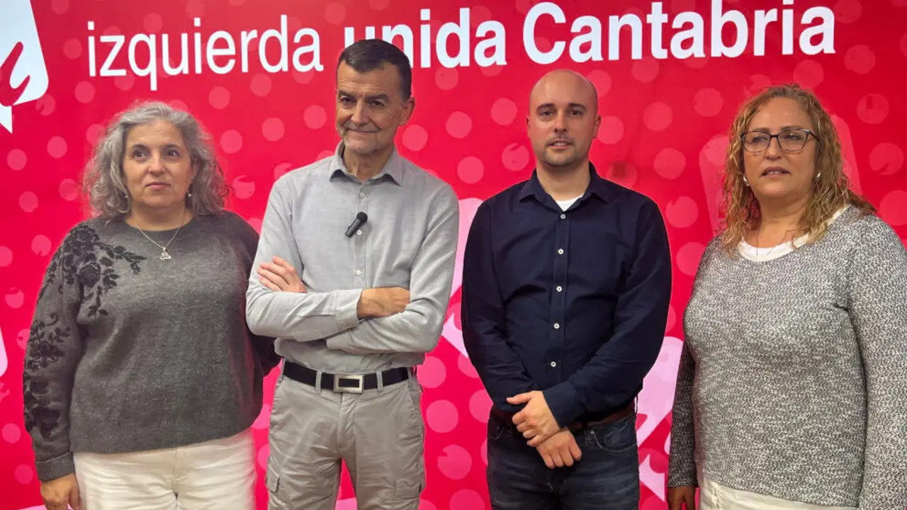 El coordinador federal de Izquierda Unida, Antonio Ma&iacute;llo, con miembros de la formaci&oacute;n en Cantabria